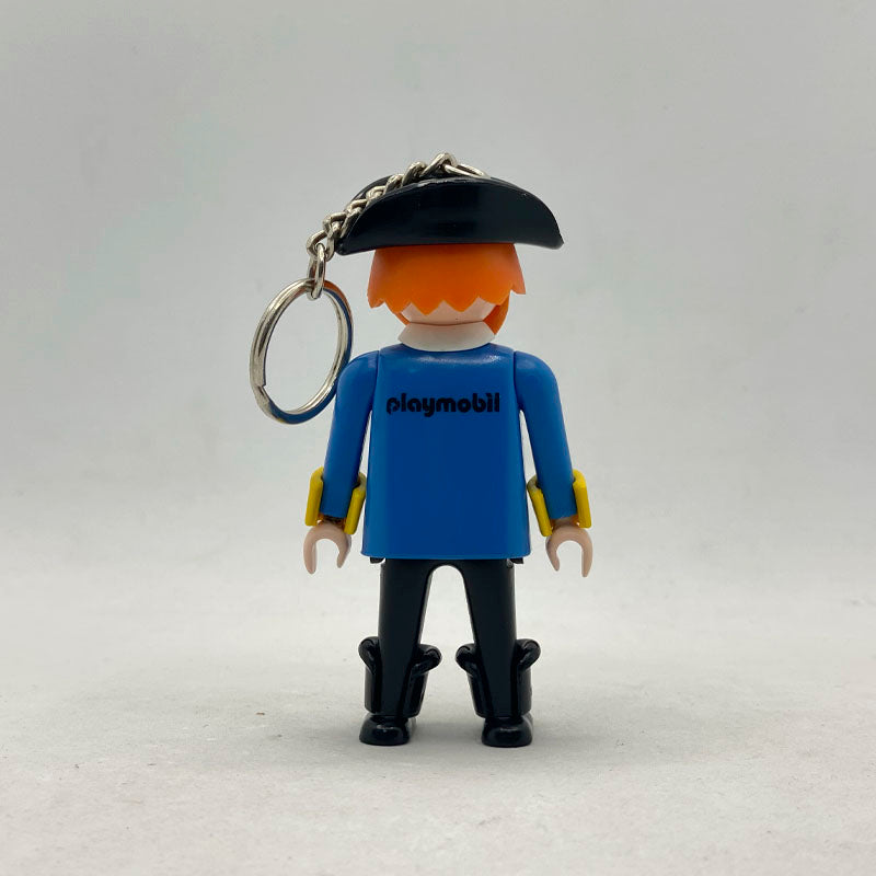 Llavero Playmobil Pirata Azul 7626 por detrás, con el logotipo de Playmobil en la casaca y su cadena metálica