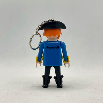 Llavero Playmobil Pirata Azul 7626 por detrás, con el logotipo de Playmobil en la casaca y su cadena metálica