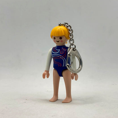 Llavero Playmobil Gimnasta con maillot azul de espirales, pelo rubio con coleta y mosquetón metálico
