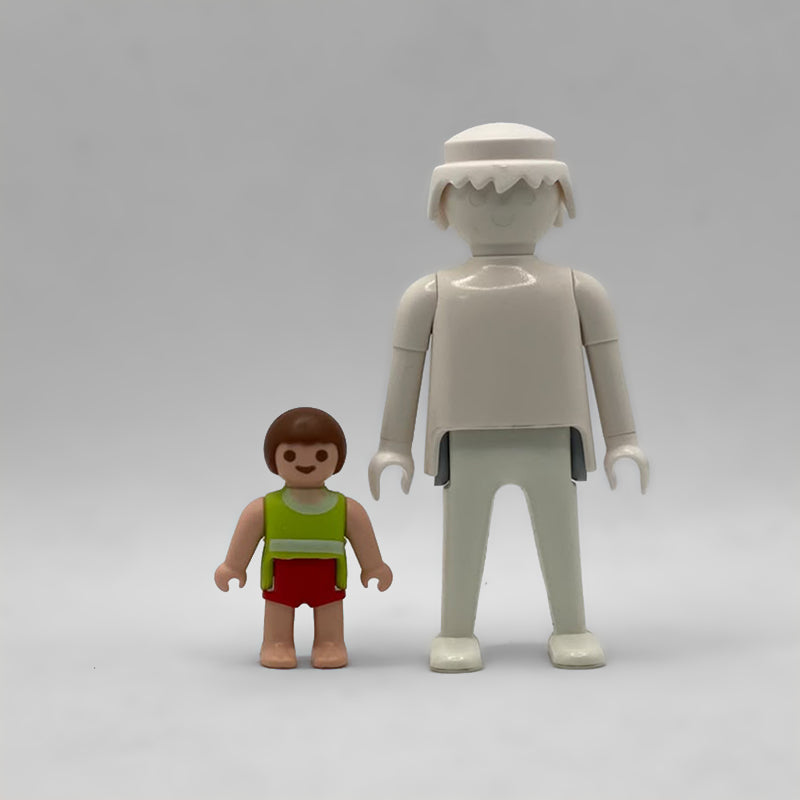 Comparativa de tamaño: bebé moreno FIG283 junto a una figura Playmobil estándar blanca, no incluida