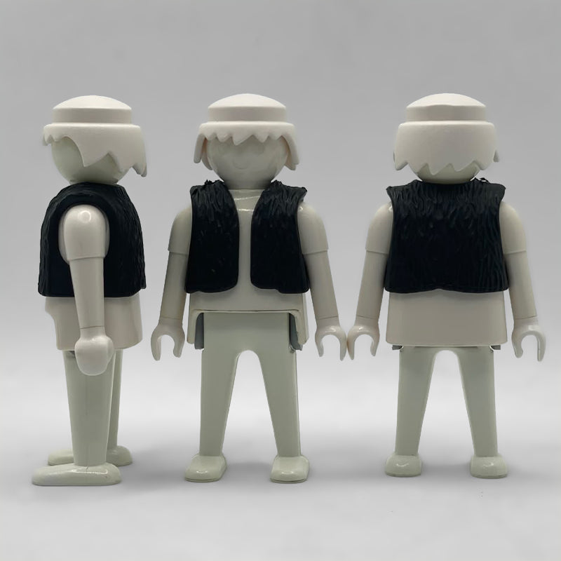 Chaleco negro Playmobil CHA022 visto de perfil, de frente y de espalda sobre tres figuras blancas, que no están incluidas