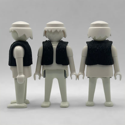 Chaleco negro Playmobil CHA022 visto de perfil, de frente y de espalda sobre tres figuras blancas, que no están incluidas
