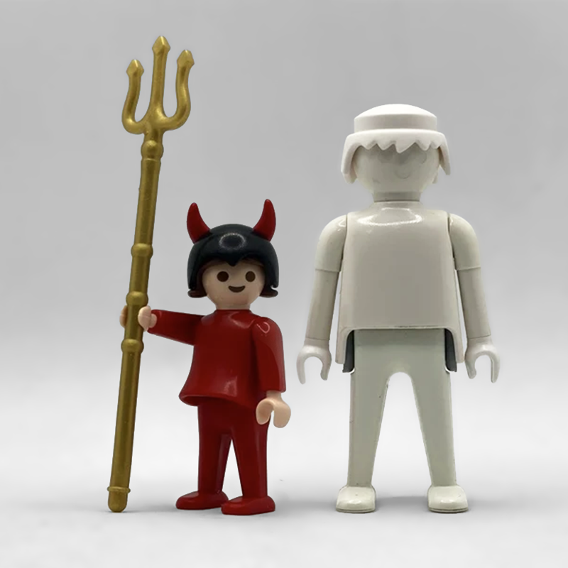 Comparativa de tamaño: la demonia roja FCO1015 junto a una figura Playmobil estándar blanca, que no está incluida
