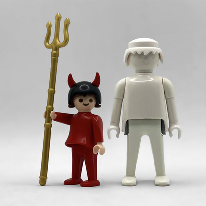 Comparativa de tamaño: la demonia roja FCO1015 junto a una figura Playmobil estándar blanca, que no está incluida
