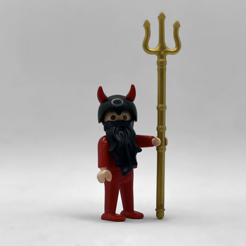 Figura Playmobil de demonio FCO1014: cuerpo rojo, gorro negro con cuernos rojos, barba negra larga y tridente dorado