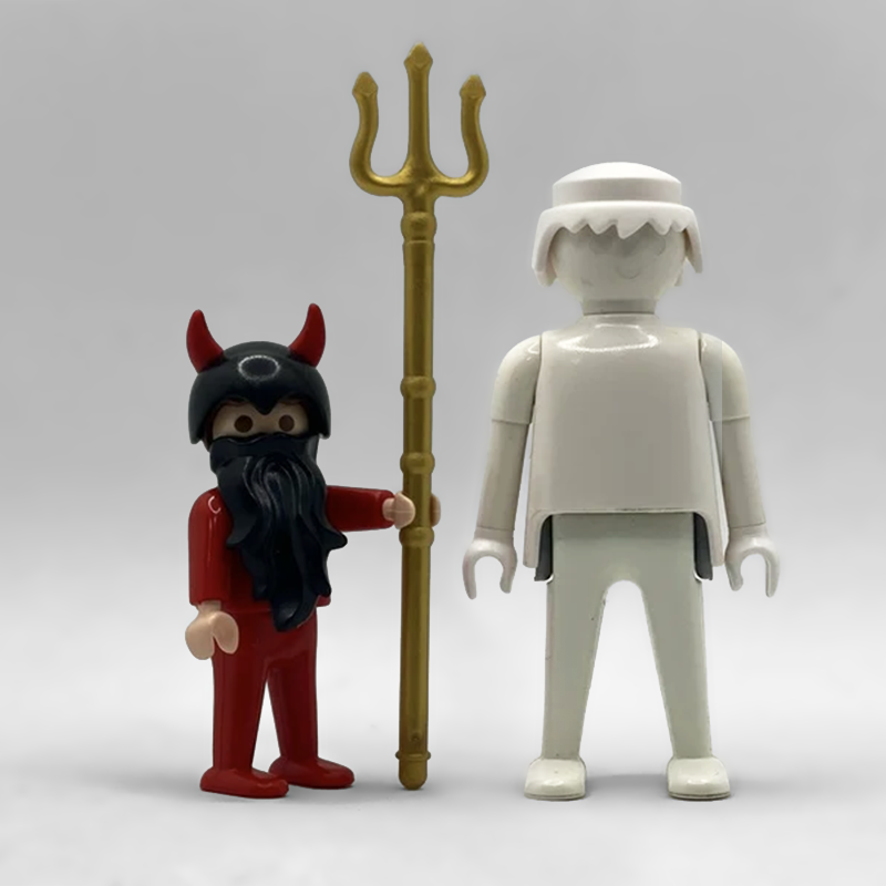 Comparativa de tamaño: el demonio rojo FCO1014 junto a una figura Playmobil estándar blanca, que no está incluida
