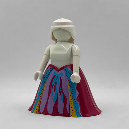 Playmobil falda color frambuesa CHA021 montada sobre un cuerpo blanco: vuelo frambuesa con panel lila, lazo turquesa y ribetes dorados