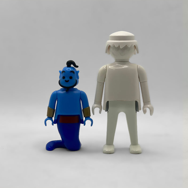 Comparativa de tamaño: la minifigura del Genio FCO990 junto a un Playmobil blanco estándar, que no está incluido