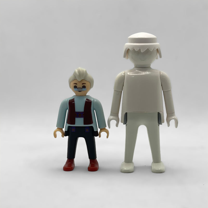 Comparativa de tamaño: la minifigura de Geppetto FCO991 junto a un Playmobil blanco estándar, que no está incluido