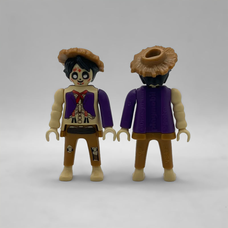 Playmobil Héctor Rivera Kinder FCO992 de frente y de espalda, con el marcaje moldeado ©Disney/Pixar · playmobil · ©geobra y el código de molde en la pierna