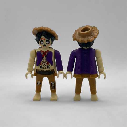 Playmobil Héctor Rivera Kinder FCO992 de frente y de espalda, con el marcaje moldeado ©Disney/Pixar · playmobil · ©geobra y el código de molde en la pierna