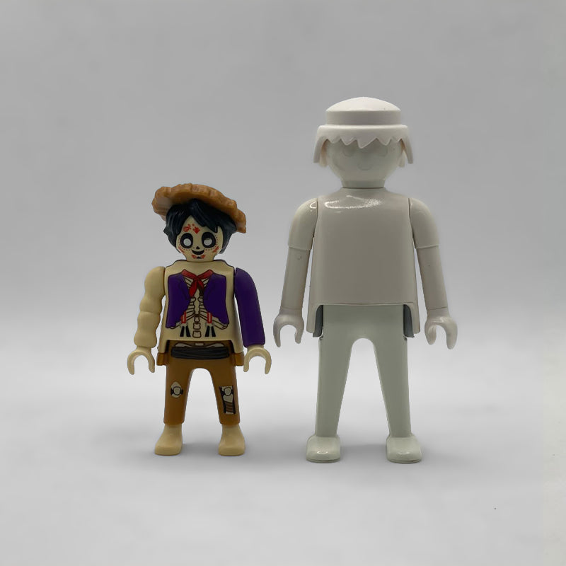 Comparativa de tamaño: la minifigura de Héctor Rivera FCO992 junto a un Playmobil blanco estándar, que no está incluido