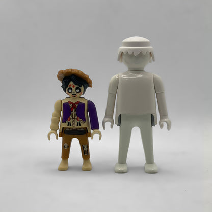 Comparativa de tamaño: la minifigura de Héctor Rivera FCO992 junto a un Playmobil blanco estándar, que no está incluido