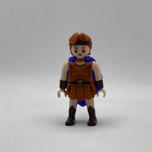 Minifigura Playmobil de Hércules, colección Disney de Kinder FCO993: coraza marrón con faldones, capa azul, diadema y brazaletes