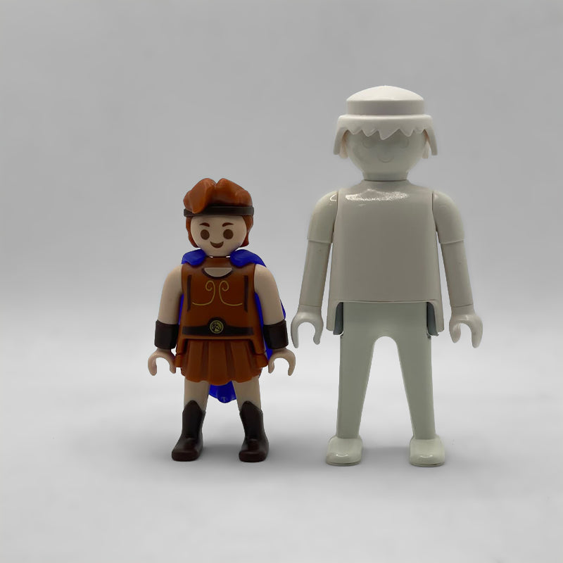 Comparativa de tamaño: la minifigura de Hércules FCO993 junto a un Playmobil blanco estándar, que no está incluido