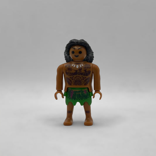 Minifigura Playmobil de Maui de Vaiana con tatuajes polinesios impresos, collar de colmillos y falda verde de hojas, colección Disney Kinder FCO996