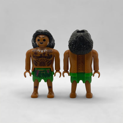 Maui Playmobil FCO996 de frente y de espalda con el marcaje ©Disney, playmobil y ©geobra moldeado y el código de molde en la pernera