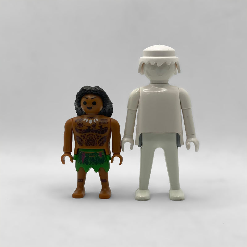 Comparativa de tamaño: minifigura Maui FCO996 junto a una figura Playmobil estándar blanca, no incluida