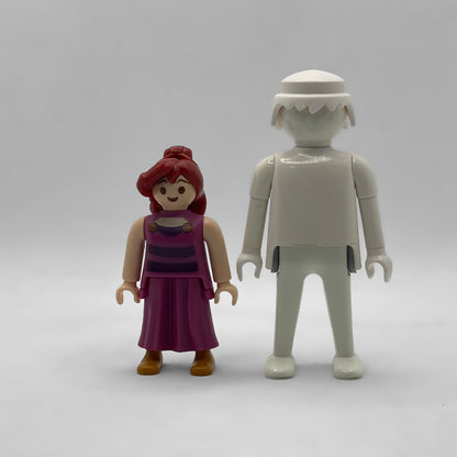 Comparativa de tamaño: minifigura Mégara FCO997 junto a una figura Playmobil estándar blanca, no incluida