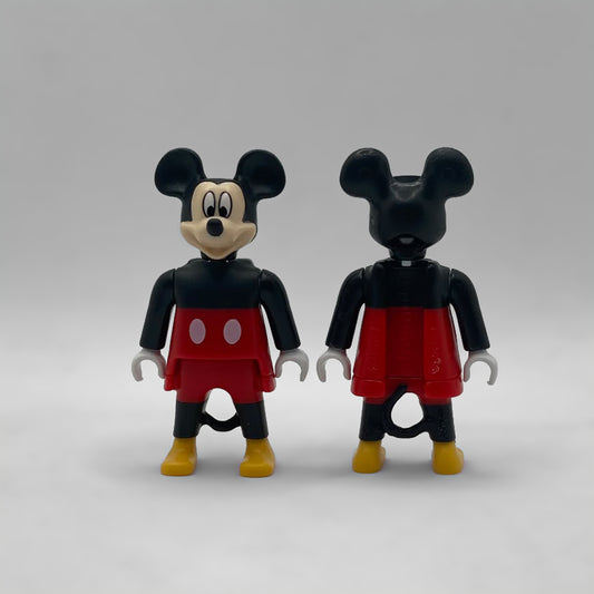 Mickey Mouse Playmobil FCO998 de frente y de espalda con el marcaje ©Disney, playmobil y ©geobra moldeado en el pantalón