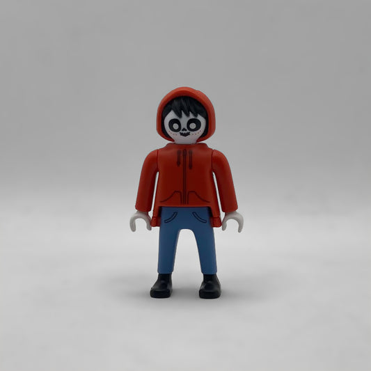 Minifigura Playmobil de Miguel Rivera de Coco, colección Disney de Kinder FCO989: cara pintada de calavera de Día de Muertos y sudadera roja con capucha