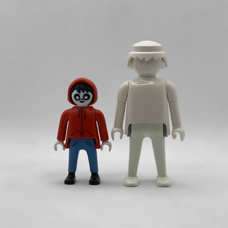 Comparativa de tamaño: la minifigura de Miguel Rivera FCO989 junto a un Playmobil blanco estándar, que no está incluido