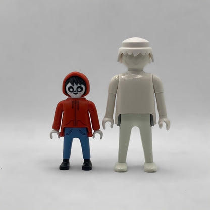 Comparativa de tamaño: la minifigura de Miguel Rivera FCO989 junto a un Playmobil blanco estándar, que no está incluido