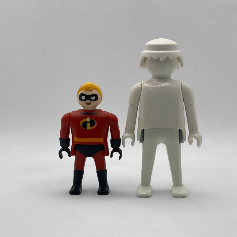 Comparativa de tamaño: minifigura Mr. Increíble FCO999 junto a una figura Playmobil estándar blanca, no incluida