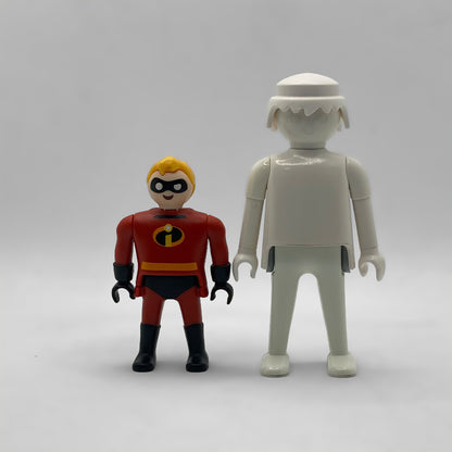 Comparativa de tamaño: minifigura Mr. Increíble FCO999 junto a una figura Playmobil estándar blanca, no incluida