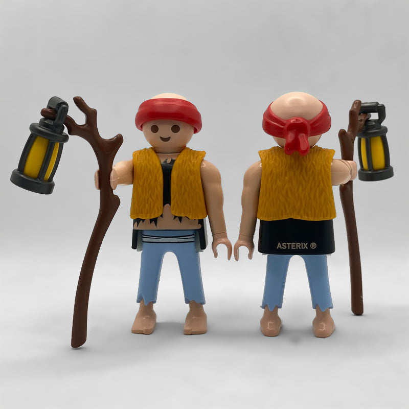 Figura Playmobil FCO5031 de frente y de espalda, con el chaleco de lana, la faja de rayas y el pantalón azul deshilachado