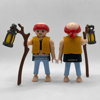 Figura Playmobil FCO5031 de frente y de espalda, con el chaleco de lana, la faja de rayas y el pantalón azul deshilachado