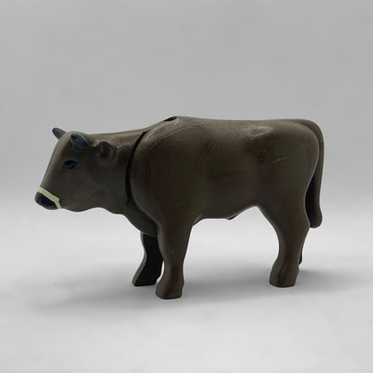 Buey Playmobil pardo oscuro del conjunto FCO5031, con cuernos cortos y el hocico perfilado en claro