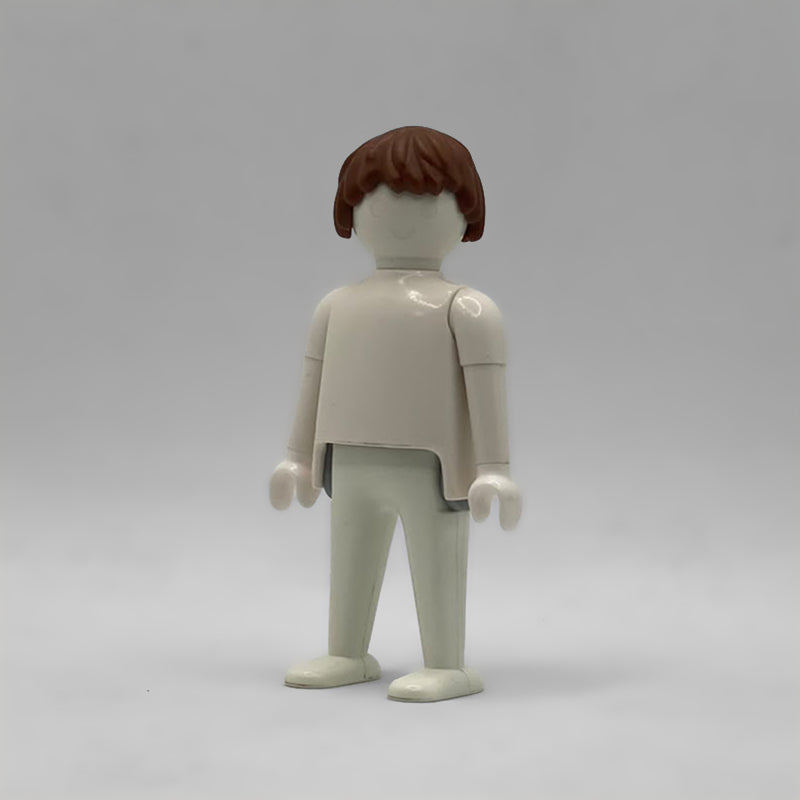 Playmobil Peluca Marrón PEL228 montada en una figura blanca, vista de tres cuartos