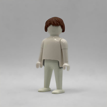 Playmobil Peluca Marrón PEL228 montada en una figura blanca, vista de tres cuartos