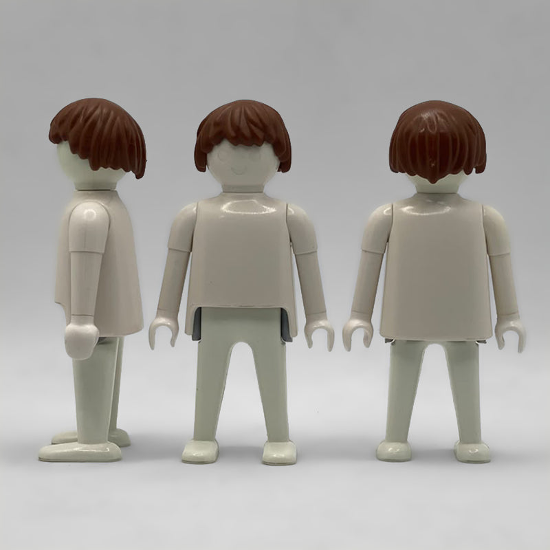 Playmobil Peluca Marrón PEL228 montada, vista de perfil, frente y trasera con el flequillo y la nuca
