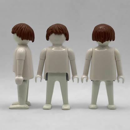 Playmobil Peluca Marrón PEL228 montada, vista de perfil, frente y trasera con el flequillo y la nuca