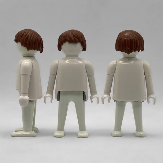Playmobil Peluca Marrón PEL228 montada, vista de perfil, frente y trasera con el flequillo y la nuca
