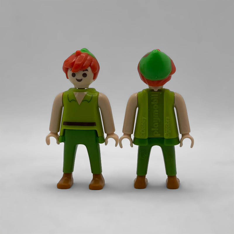 Peter Pan Playmobil FCO1001 de frente y de espalda con el marcaje ©Disney, playmobil y ©geobra moldeado en la túnica