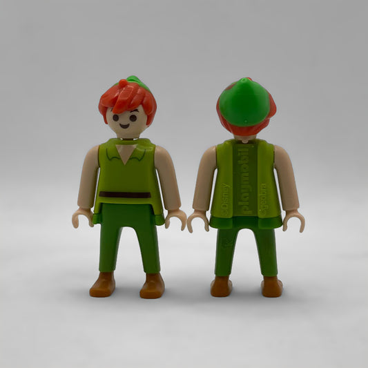 Peter Pan Playmobil FCO1001 de frente y de espalda con el marcaje ©Disney, playmobil y ©geobra moldeado en la túnica