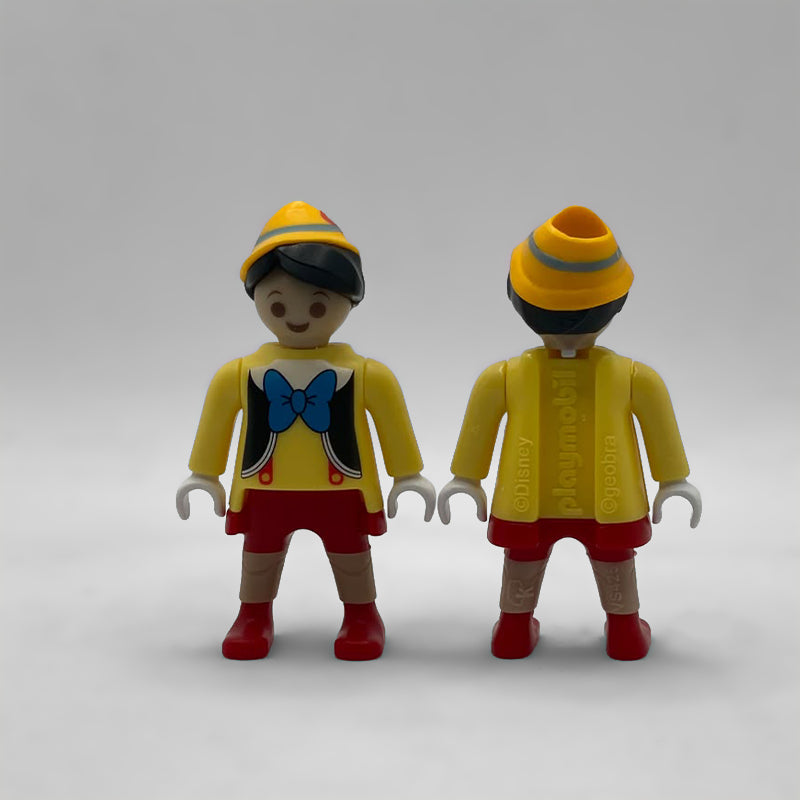 Pinocho Playmobil FCO1002 de frente y de espalda con el marcaje ©Disney, playmobil y ©geobra y el código de molde VS425