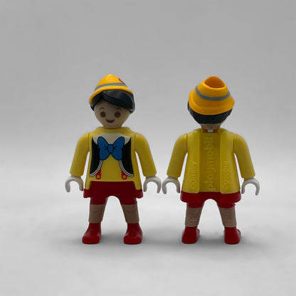 Pinocho Playmobil FCO1002 de frente y de espalda con el marcaje ©Disney, playmobil y ©geobra y el código de molde VS425