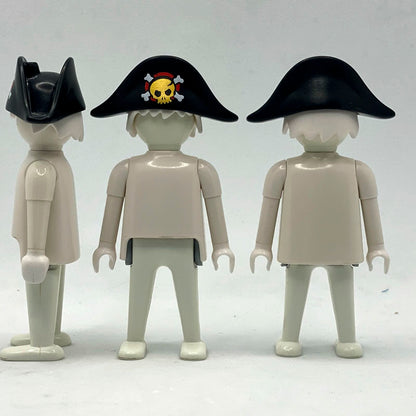 Playmobil Sombrero Pirata SOM142: el mismo sombrero bicornio fotografiado de perfil, frente y trasera, con la calavera del pañuelo rojo y los huesos cruzados