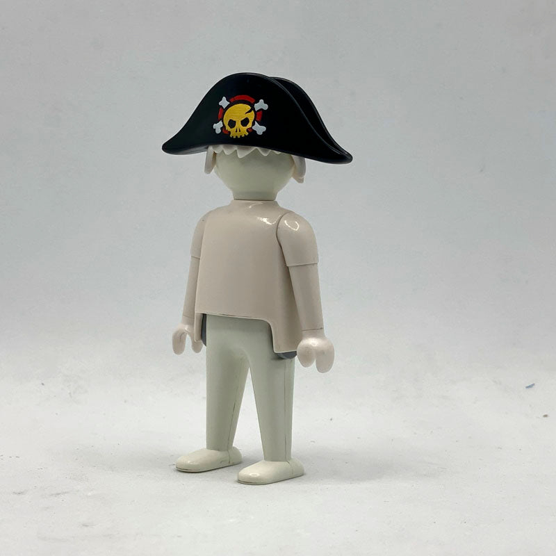 Playmobil Sombrero Pirata SOM142 bicornio negro montado en una figura blanca, vista de tres cuartos — figura y peluca no incluidas