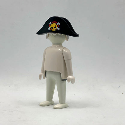 Playmobil Sombrero Pirata SOM142 bicornio negro montado en una figura blanca, vista de tres cuartos — figura y peluca no incluidas
