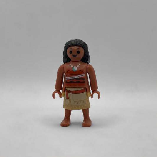 Minifigura Playmobil de Vaiana (Moana) con el collar del corazón de Te Fiti impreso, top rojo polinesio y falda beige, colección Disney Kinder FCO1003