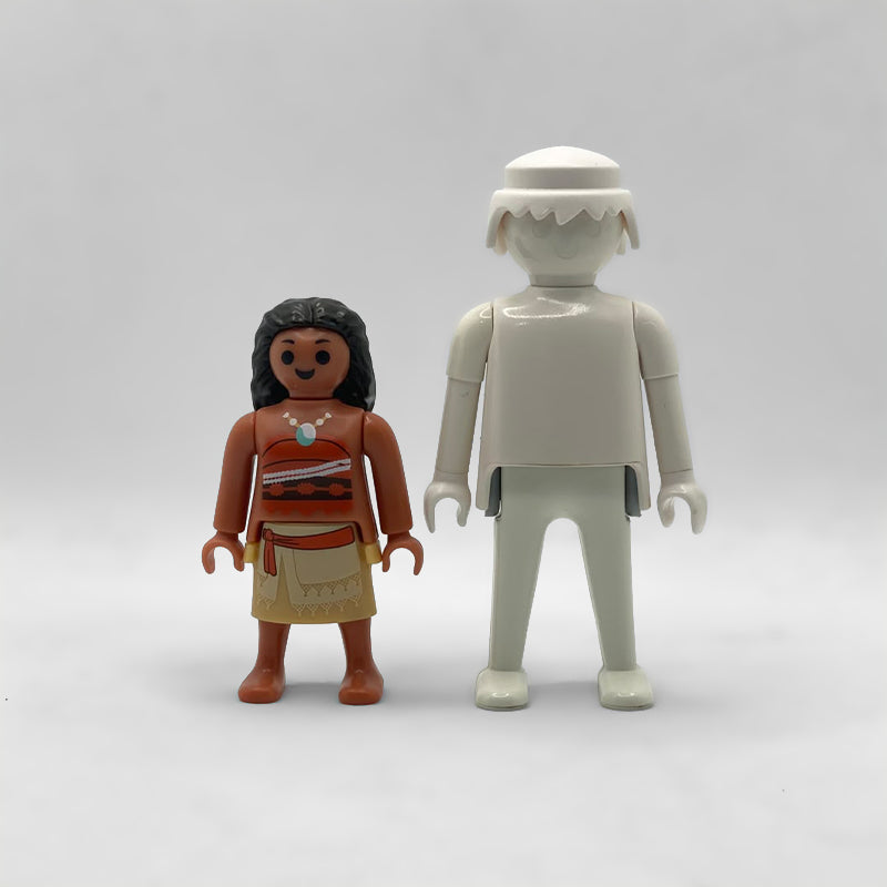 Comparativa de tamaño: minifigura Vaiana FCO1003 junto a una figura Playmobil estándar blanca, no incluida