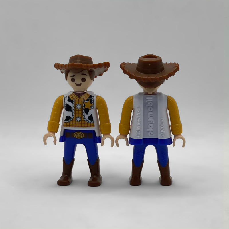 Playmobil Woody Kinder FCO987 de frente y de espalda, con el marcaje moldeado ©Disney/Pixar · playmobil · ©geobra en el chaleco