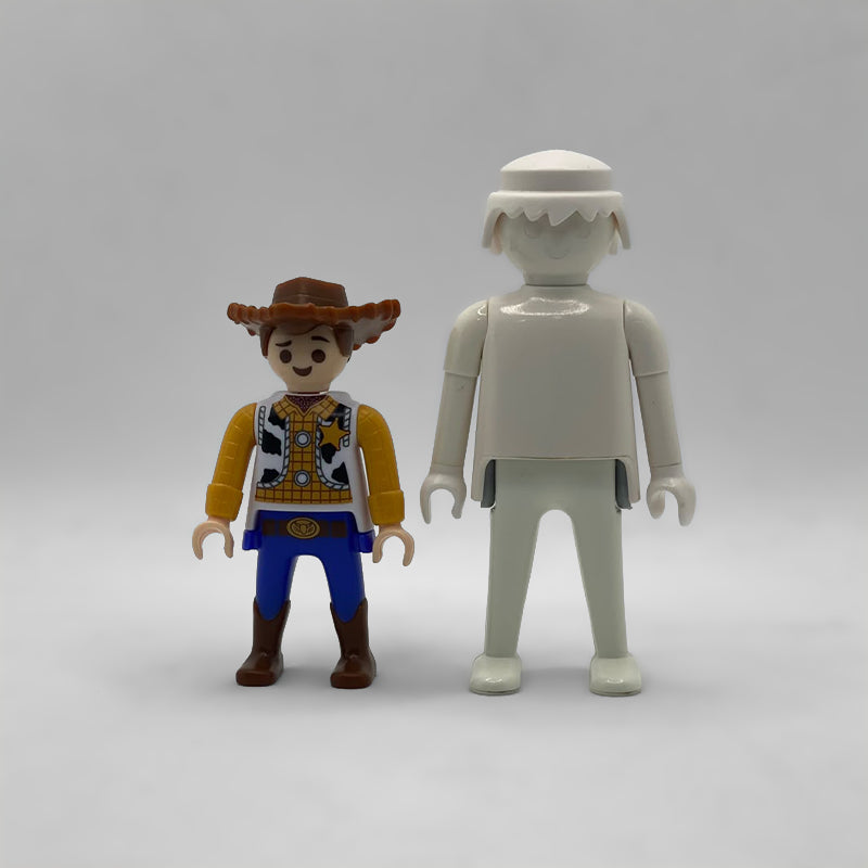 Comparativa de tamaño: la minifigura de Woody FCO987 junto a un Playmobil blanco estándar, que no está incluido